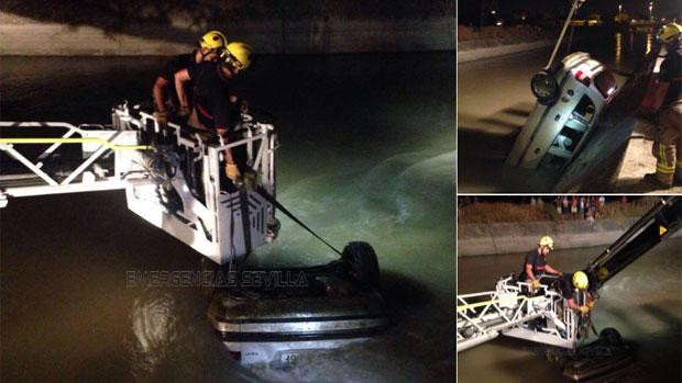 Los Bomberos de Sevilla rescatan el vehículo hundido en el canal de Torreblanca