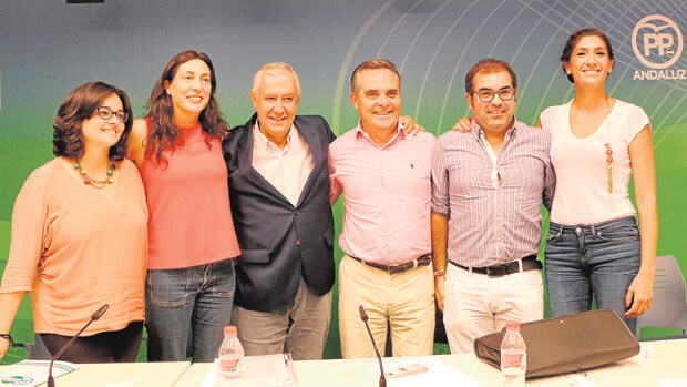 Javier Arenas y Juan Bueno, junto a otros dirigentes del PP