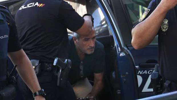 Julio Mateos, el Dioni de Almensilla, tras ser detenido por la Policía