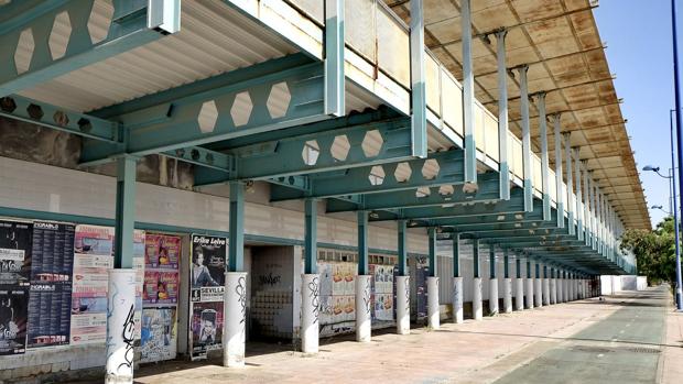 El canal de la Expo y al fondo el cohete Ariane, imagen del abandono