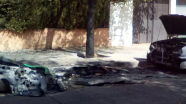 Las llamas alcanzaron a un vehículo que se encontraba estacionado en la calle José Manuel Lara