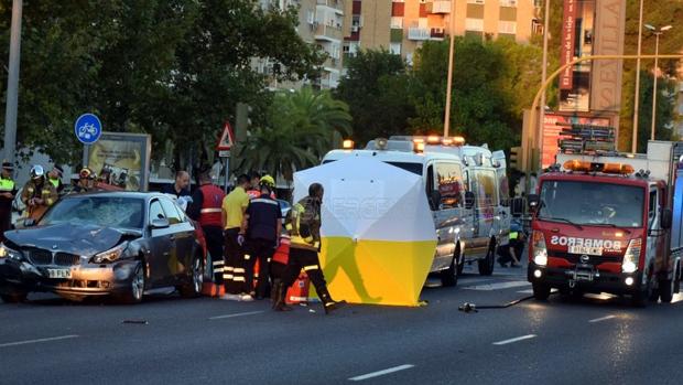 Herido grave un motorista que quedó atrapado en los bajos de un turismo en la Avenida de Andalucía