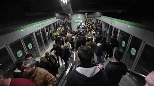 Usuarios de la única línea del metro que tiene Sevilla