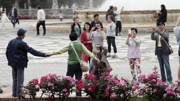 Tusrias chinos pasean por la Plaza de España