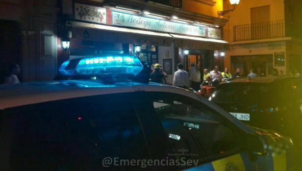 Un patrullero de la Policía Local de Sevilla frente a la Bodega Antonio Romero