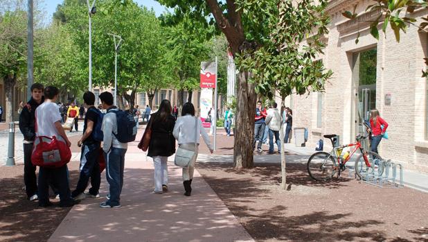 Estudiantes en la puerta de un centro de enseñanza