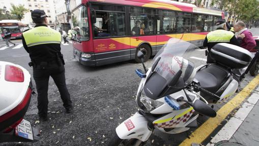 La muerte de un policía local de Sevilla libra del procesamiento a doce compañeros