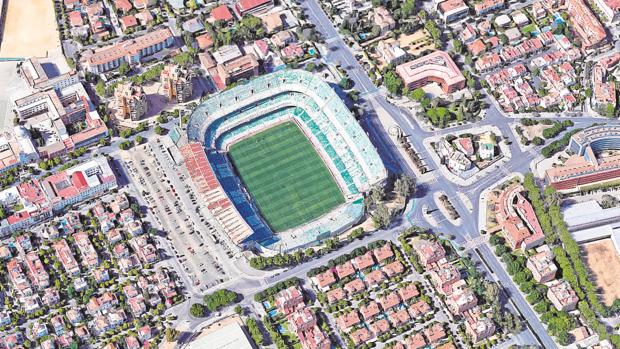 Vista aérea del estadio Benito Villamarín, con la explanada de aparcamientos