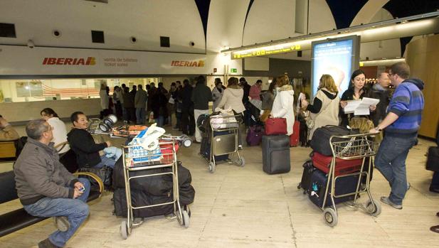 Pasajeros esperan para facturar en el aeropuerto de San Pablo