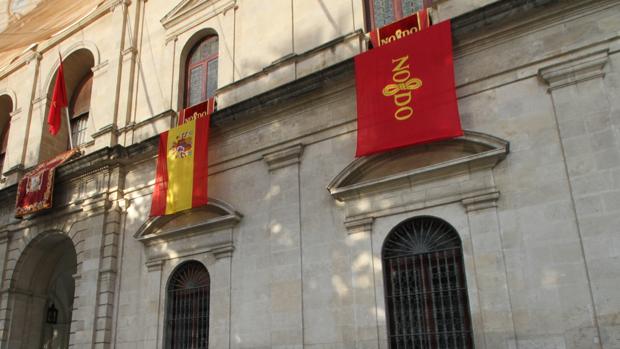 La bandera de la ciudad, en la imagen en el Ayuntamiento junto con la de España, está registrada