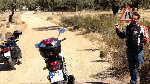 José, con su moto por la carretera