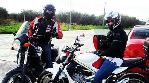 Jose Ruiz con un amigo durante un viaje en carretera