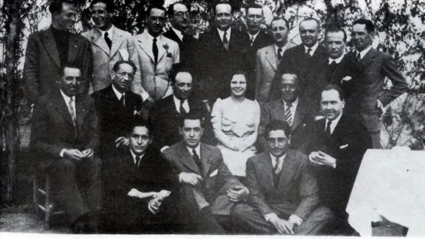 Sebastián Recasens, primero por la izquierda de los que están sentados en el suelo