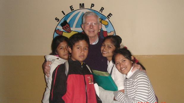 El padre Martín Clemens con niños peruanos