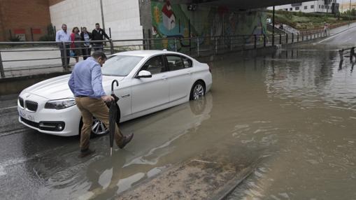 Calles anegadas en los alrededores del Hospital Virgen del Rocío