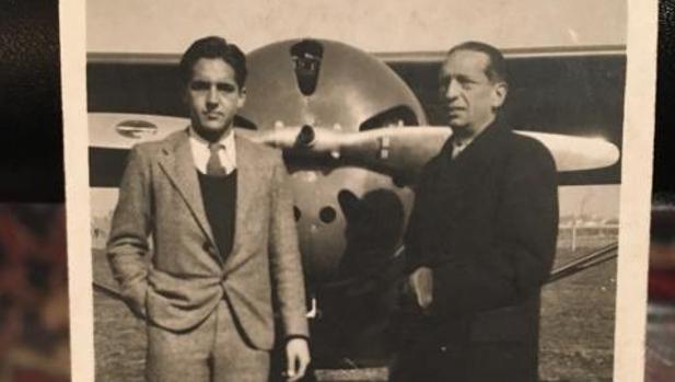 El piloto Sebastián Recasens junto a su padre en una imagen de archivo