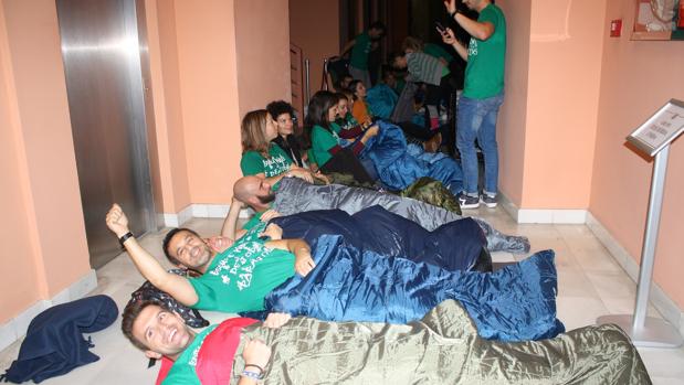 Encierro de un colectivo de docentes interinos en el Ayuntamiento con sacos de dormir
