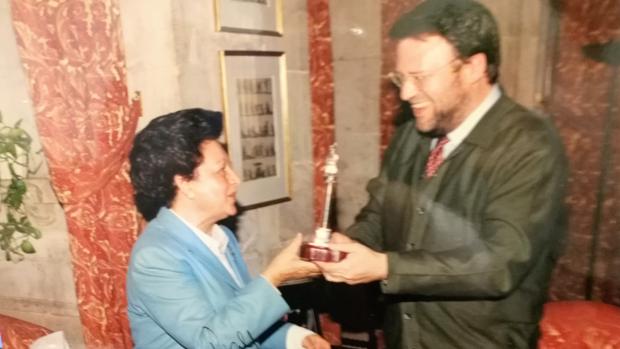 Sánchez Monteseirín entrega un trofeo a María del Carmen Perales en señal de agradecimiento por el deslojo de Los Perdigones ABC