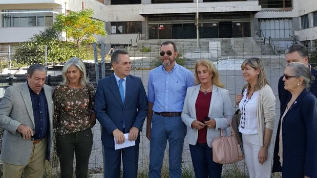 Juan Bueno y Patricia del Poco, junto con otros miembros del PP y vecinos de la zona, ante el Hospital Militar