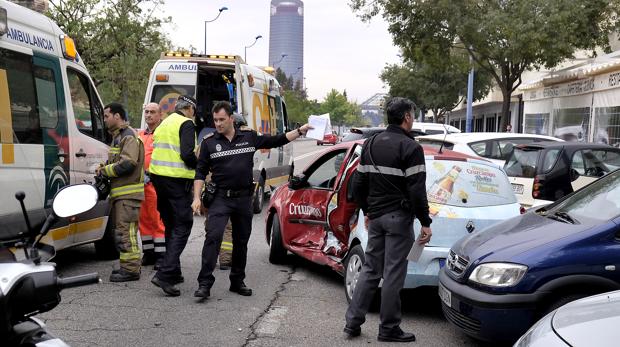 Estado en el que quedó el vehículo tras colisionar con un autobús de Tussam