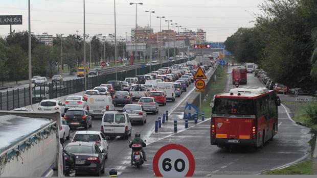 Atascos en una avenida sevillana