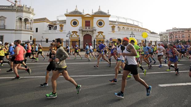 Corredores por el Paseo Colón durante la prueba este año