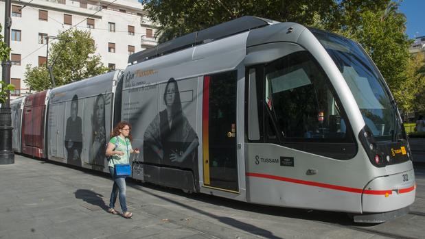 Un anciano ha sufrido un infarto en el interior del tranvía, a la altura del Prado de San Sebastián