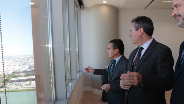 Rafael Herrador, Juan Espadas y Javier López esta mañana en Torre Sevilla