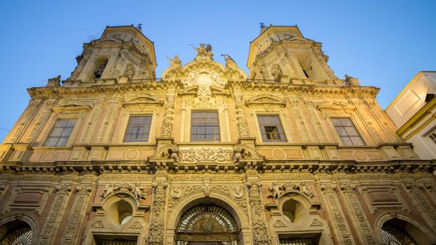 Fachada de la sevillana iglesia de San Luis