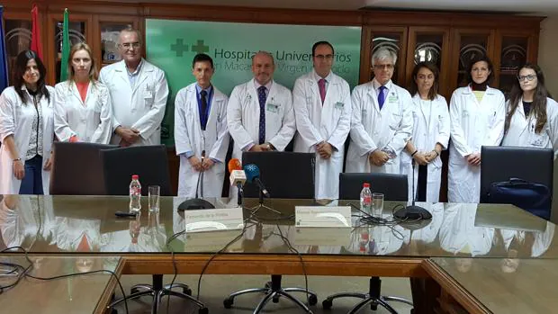 El equipo de cirujanos, especialistas en aparato digestivo y radiología del hospital Virgen del Rocío