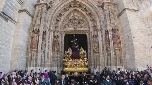 Imagen del Gran Poder saliendo de la Catedral de Sevilla