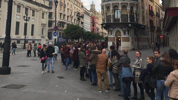 La cola en la avenida a las 18:44h. de la tarde del lunes