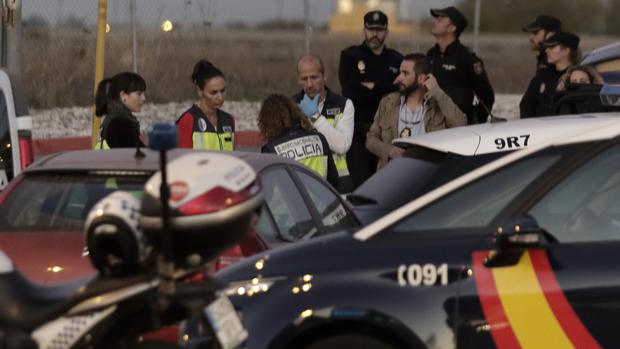 Policías tomando muestras en el coche del fallecido junto la gasolinera de Calonge donde acabó el cadáver