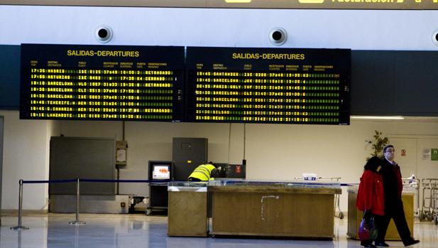 Panel de salidas del aeropuerto