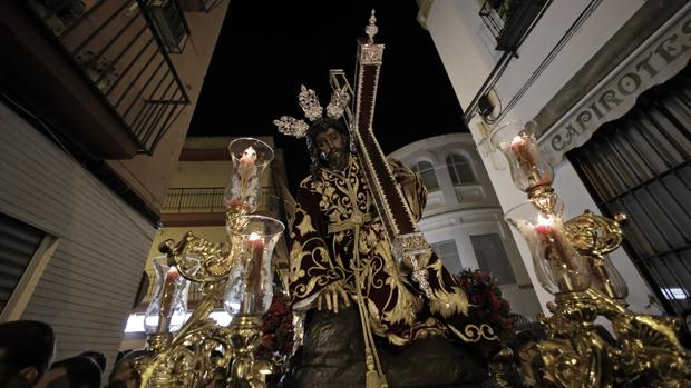 La Esperanza de Triana adelanta la Cuaresma con el traslado de vuelta a su capilla