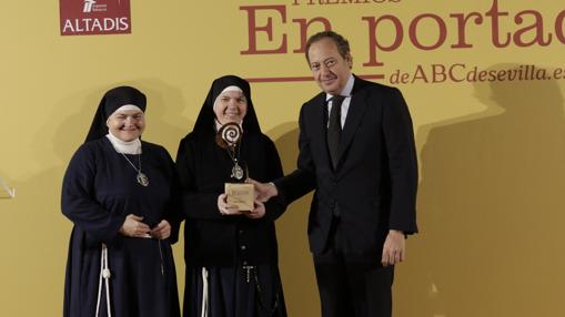 Galardón a la Comunidad de Terciarias Franciscanas del Pozo Santo entregado por Álvaro Rodríguez Guitart, director gerente de ABC Andalucía