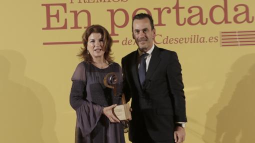 Juan Arrizabalaga, de Altadis, fue el encargado de entregar el premio «En Portada» a Anabel Morilla