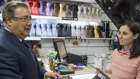 El ministro del Interior, Juan Ignacio Zoido, recorre los comercios céntricos de Sevilla