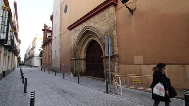 Un motorista circula por el tramo reurbanizado de la calle San Vicente