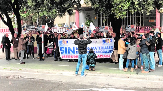 La concentración ante la sede de Blas Infante