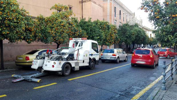 Retirada de los vehículos aparcados en batería este viernes por la mañana en Virgen de los Buenos LIbros