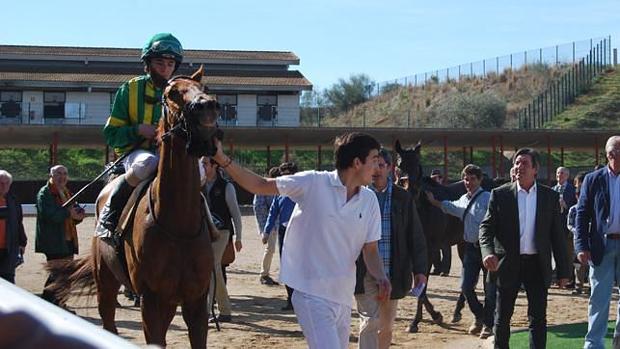 El jockey Ignacio Melgarejo, tras proclamarse ganador en el Hipódromo nazareno