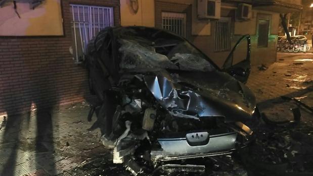 Un coche acaba empotrado en un edificio de la Ronda Pío XII esta madrugada