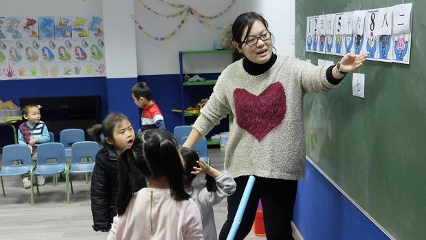 Una profesora enseña en Sevilla a niños de origen chino su idioma