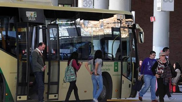 Un aitobús de la empresa Damas S.A. en la estación de Plaza de Armas