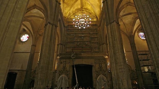 Interior de la Catedral de Sevilla con algunas de sus vidrieras