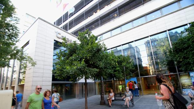 Edificio de la Fundación Cajasol en la plaza de Villasís