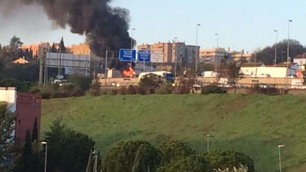 La columna de humo del incendio de un camión en la A-49 ha sido visible desde varios kilómetros a la redonda