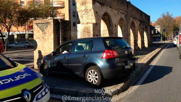 El vehículo golpeado contra los Caños de Carmona