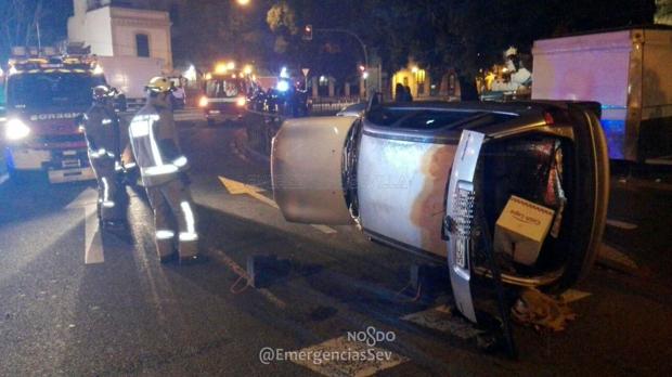 Los bomberos actúan en el lugar del vuelco